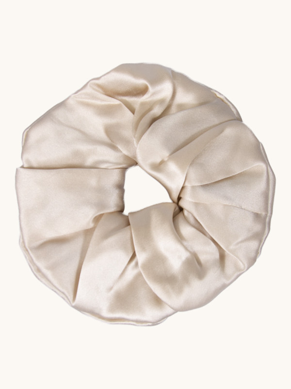 Gumka jedwabna typu scrunchie jasnobeżowa