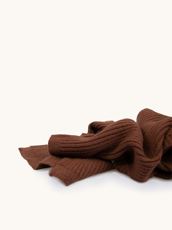 Gładki ciepły szalik prążkowany w kolorze ciemny brąz