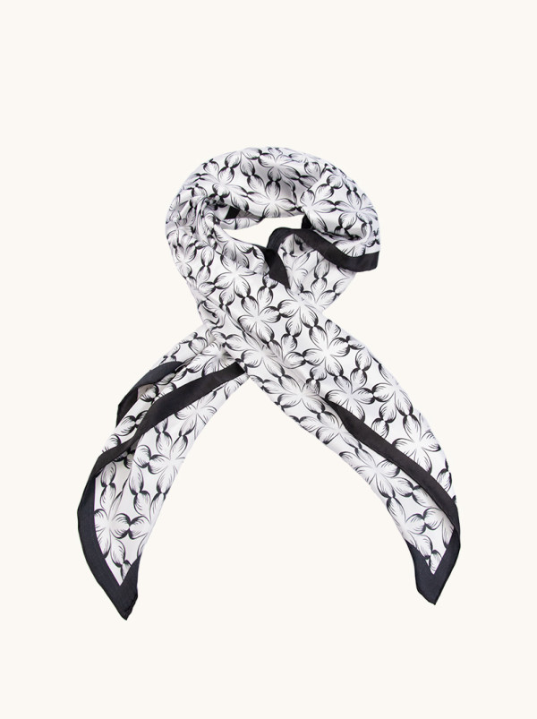 Apaszka chusta 110 cm x 110 cm biała w czarne kwiaty