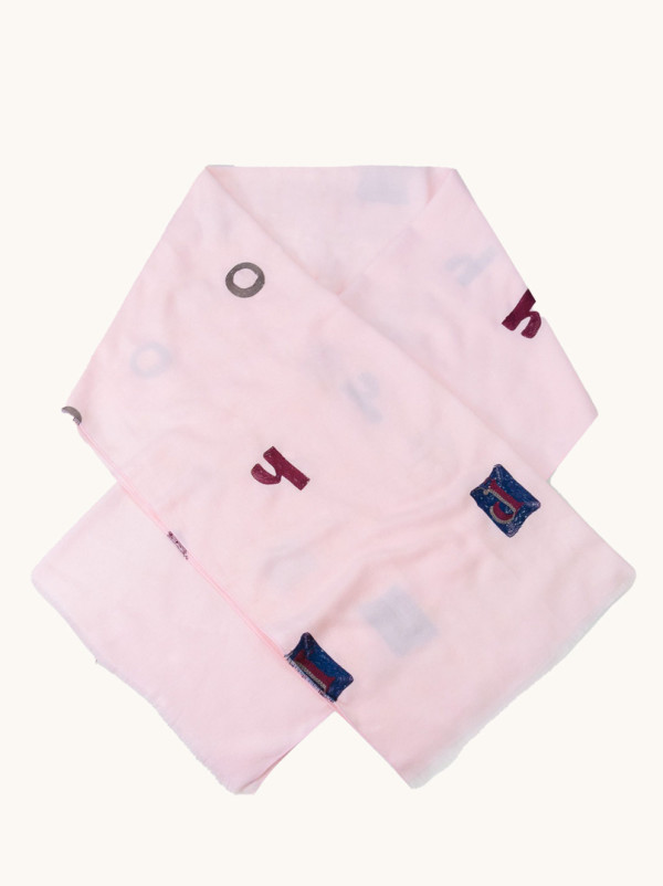 Szal ciepły różowy z motywem haftowanych liter 70 cm x 190 cm