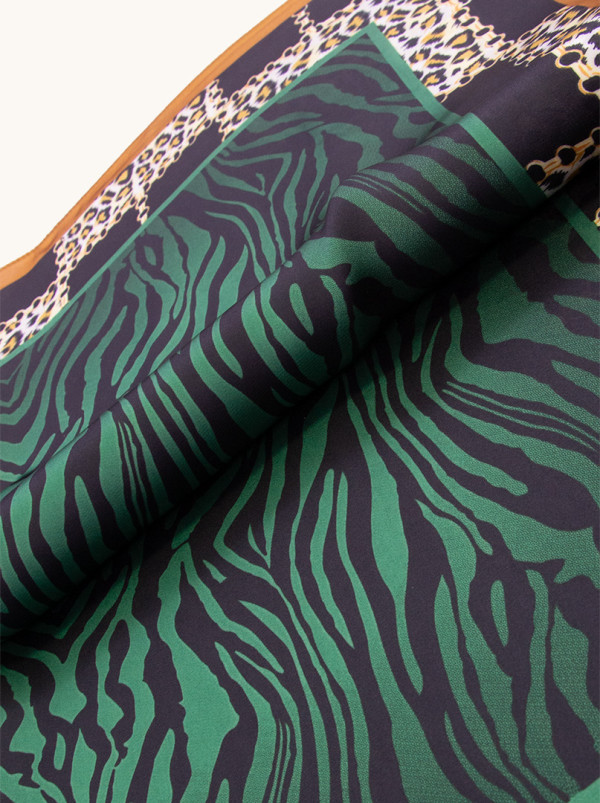 Apaszka z poliestru w panterkę i zebrę z brązową obwódką 68cm x 68 cm