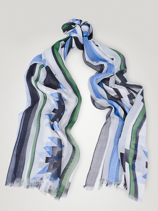 cienki szal z wzorem geometrycznym