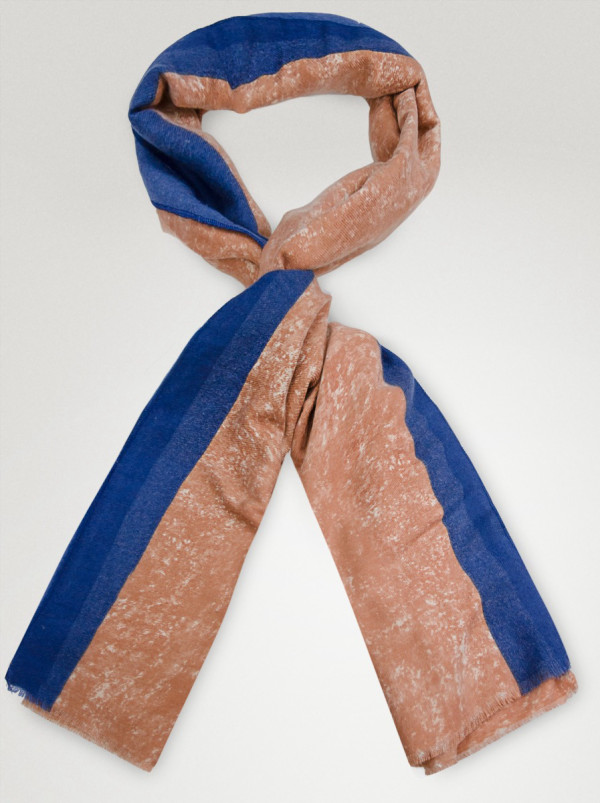 melanżowy szal w kolorze beżowym