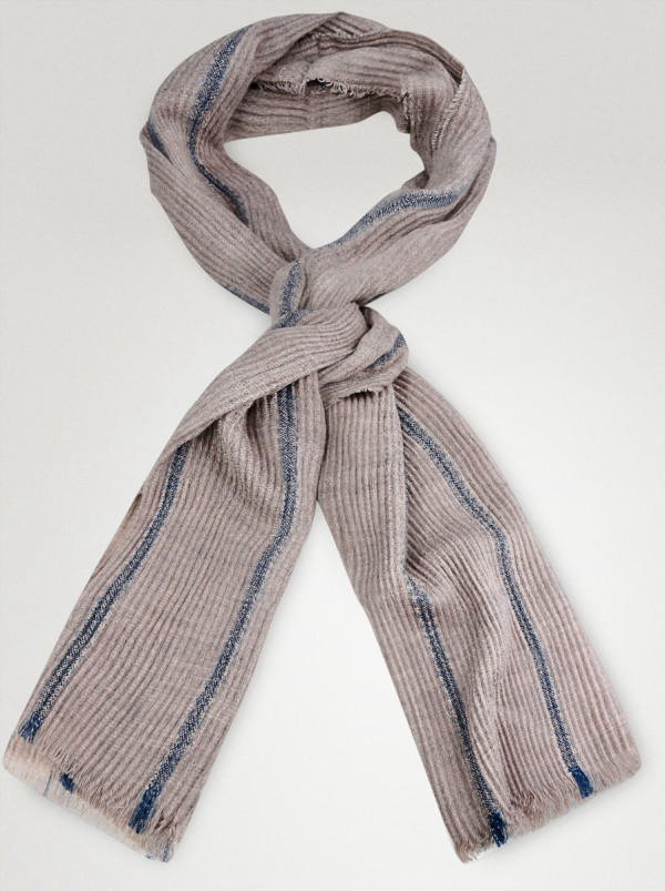 zimowy szal z motywem pasów