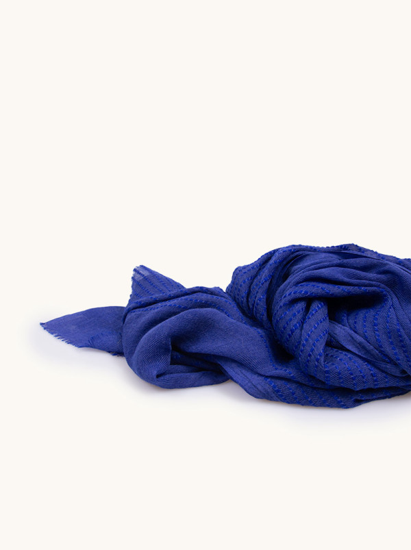 Szal lekki w kolorze chabrowym w pasy 90x190cm