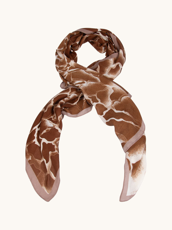 Lekki szal z wiskozy brązowy w kremowe wzory 80 cm x 180 cm