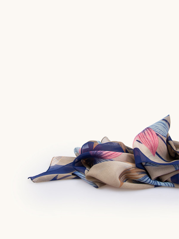 Szal lekki beżowy w kwiaty z niebieską obwódką 50 cm x 150 cm