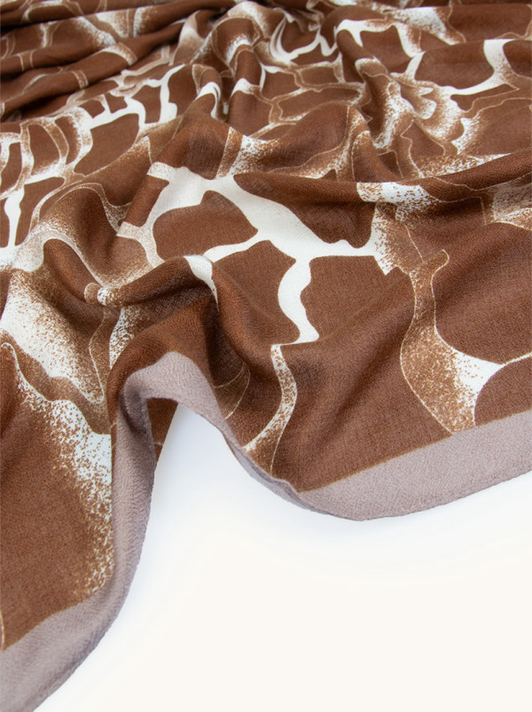 Lekki szal z wiskozy brązowy w kremowe wzory 80 cm x 180 cm
