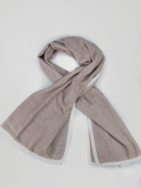 Szal z haftowaną lamówką