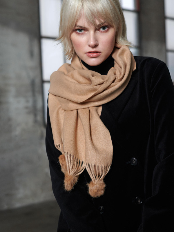 Ciepły szal z pomponami