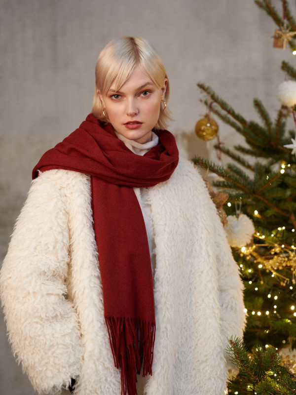 Ciepły bordowy szal z frędzlami