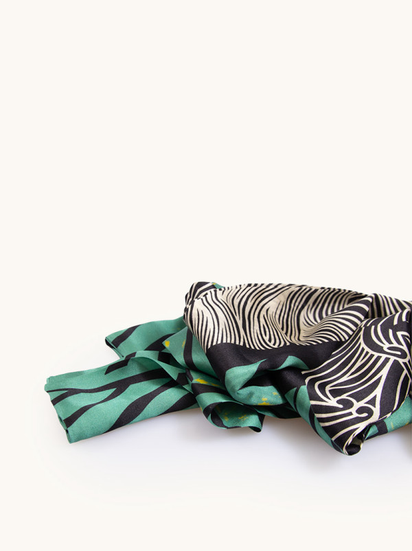 Dwustronny wąski szal z jedwabiu we wzory 15 cm x 150 cm