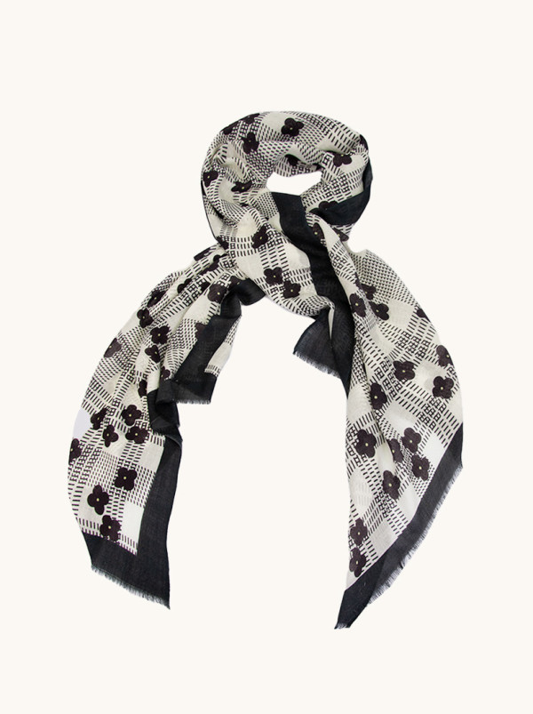 Scarf with anchors