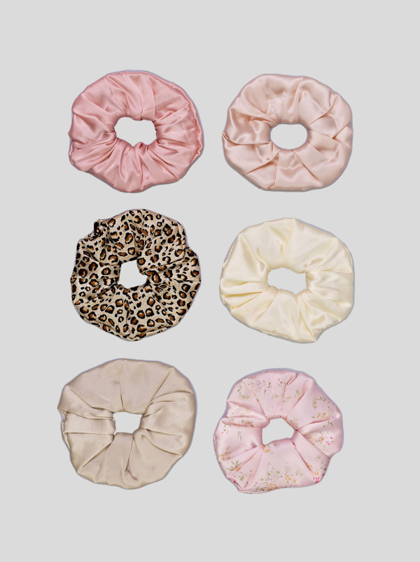 Gumka jedwabna typu scrunchie kremowa w centki