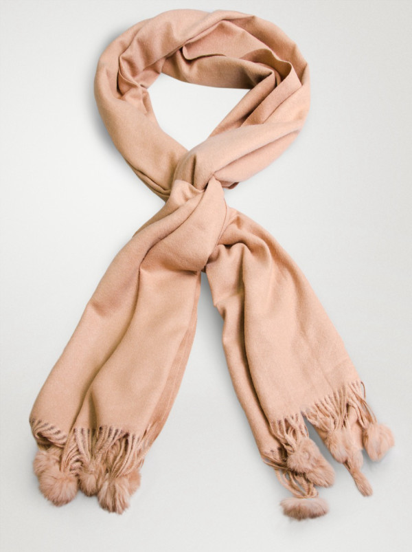 Ciepły szal z pomponami
