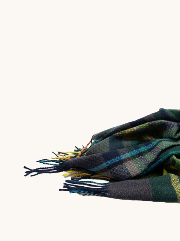 Ciepły zielony szal w żółto-niebieską kratkę