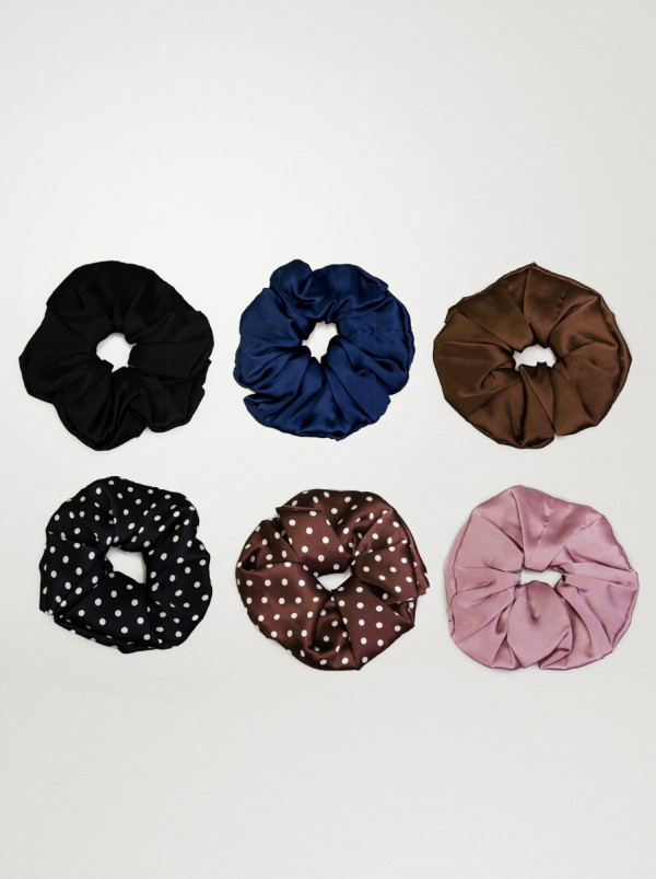 Gumka jedwabna typu scrunchie czarna w kropki