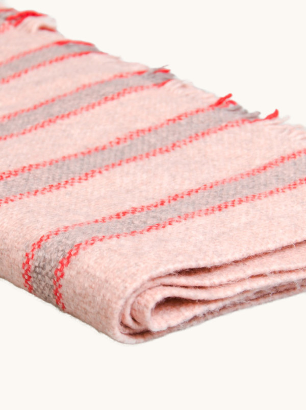 Szal wełniany w pasy różowy z frędzlami