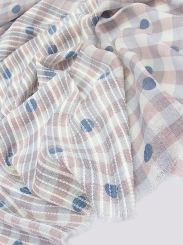 Szal z modalu w kratę w granatowe kropki 170x190cm