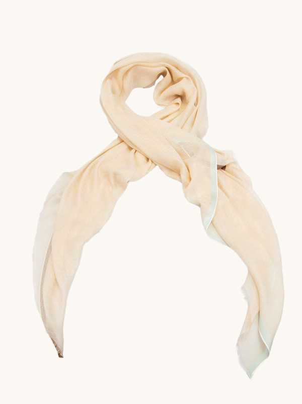 Delikatny ekskluzywny kaszmirowy szal w kolorze beżowym z brązowo-szarą obwódką