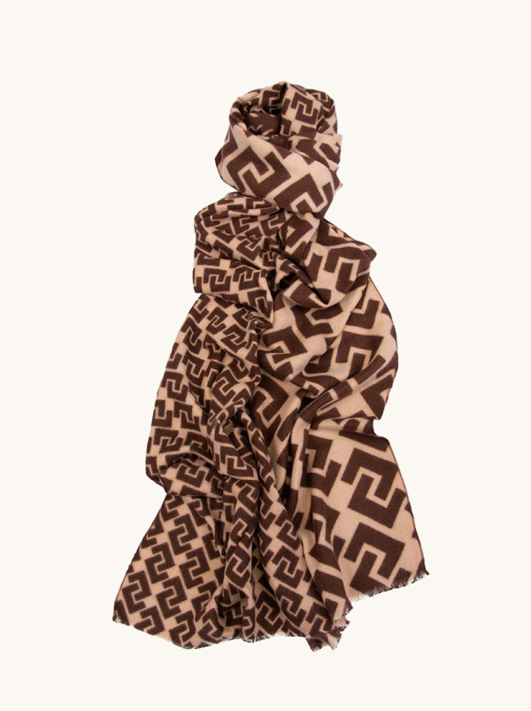 Ciepły szal w brązowe geometryczne wzory