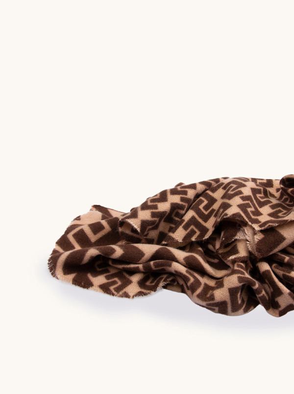 Ciepły szal w brązowe geometryczne wzory