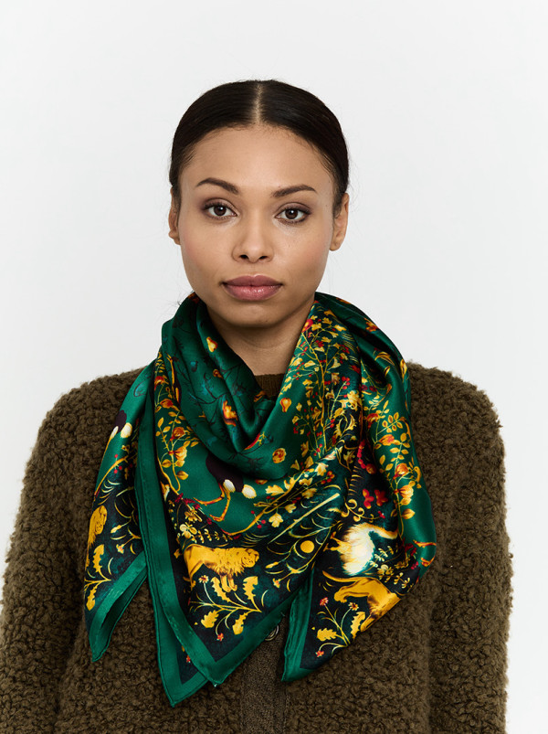 Duża chusta jedwabna zielona z motywem zwierzęcym 110x110 cm