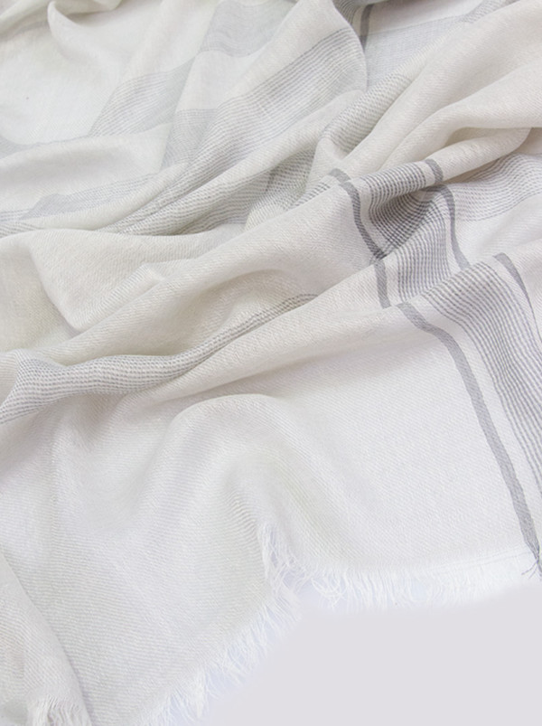 Szal lekki szary  w grafitową kratę  80 cm  x 190 cm