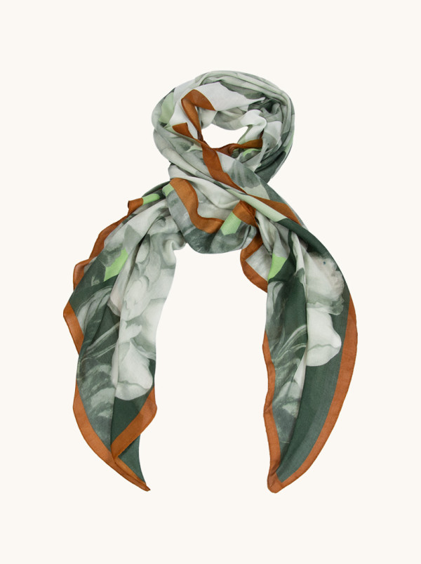 Lekki szal z wiskozy zielony w malarskie kwiaty 80 cm x 180 cm