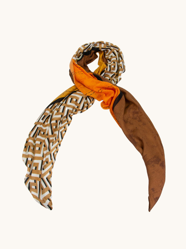 Szal z wiskozy pomarańczowo-brązowy w geometryczne wzory