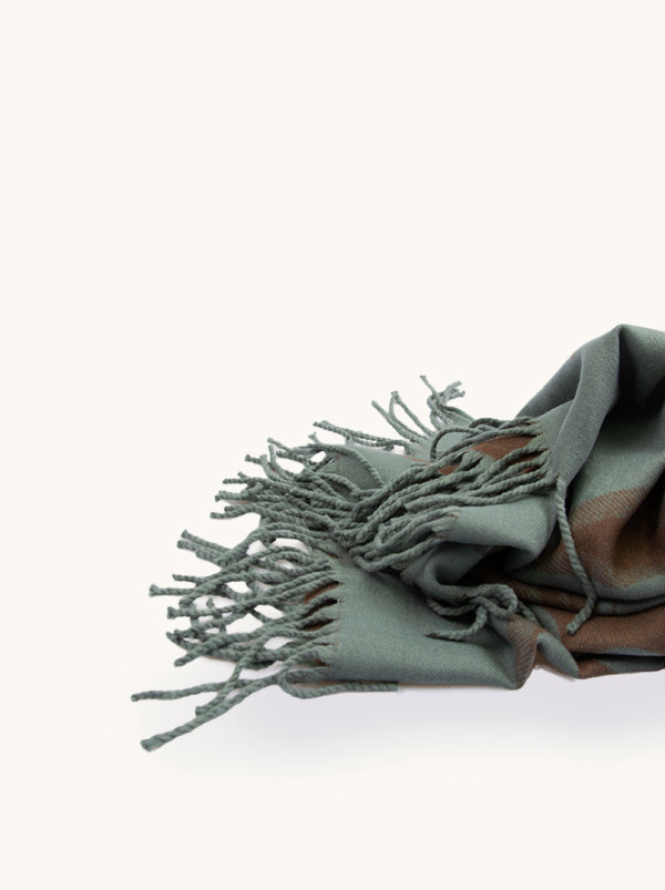 Ciepły szal zielono-brązowy z motywem uśmiechniętych buziek