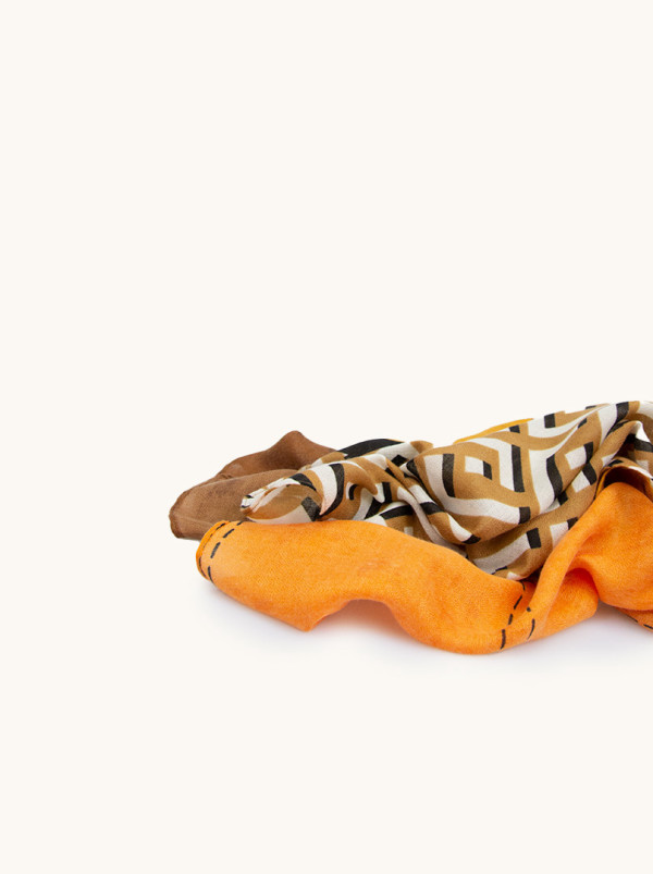 Szal z wiskozy pomarańczowo-brązowy w geometryczne wzory