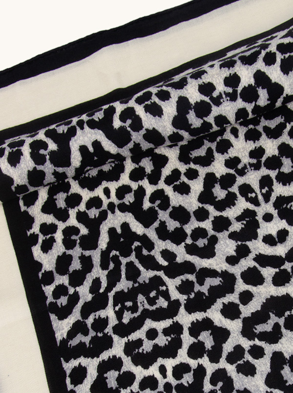 Chusta wełna z jedwabiem czarna z motywem panterki 85 cm x 85 cm