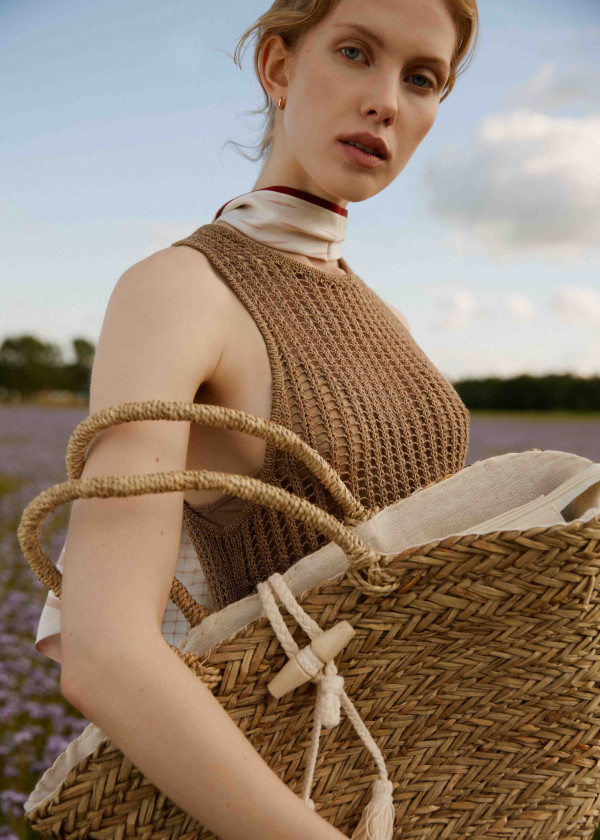 Ręcznie robiony duży kosz pleciony