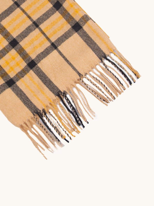 Szal ciepły beżowy w kratę z frędzlami 65 cm x 180 cm