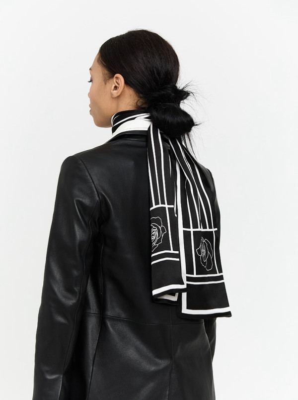 Dwustronny wąski szal z jedwabiu czarny w białe paski z różą 16x145cm