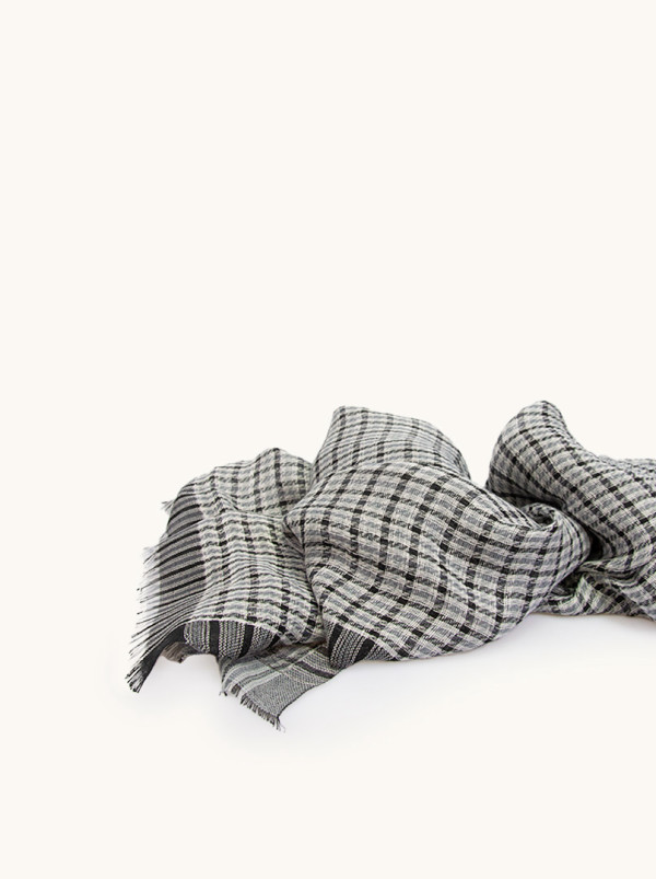 Szal męski lekki szary w czarną kratę 70 cm x 190 cm