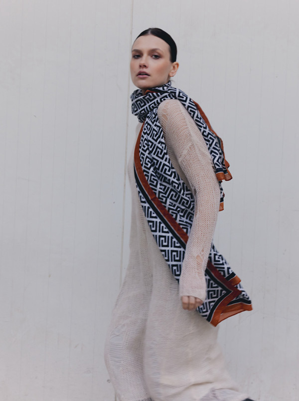 Cienki szal biały w czarny geometryczny wzór 80 cm x 180 cm PREMIUM