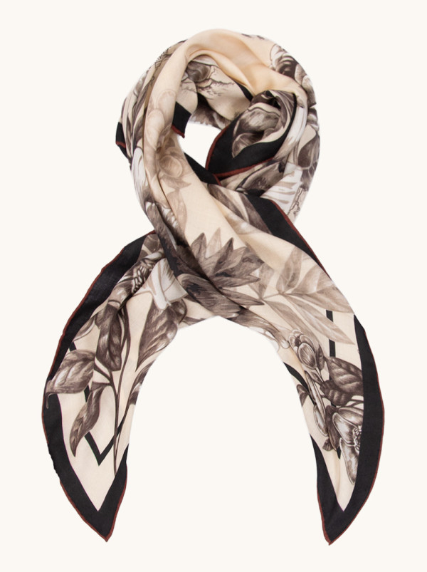 Chusta wełna z jedwabiem w kwiaty z czarną obwódką 85 cm x 85 cm