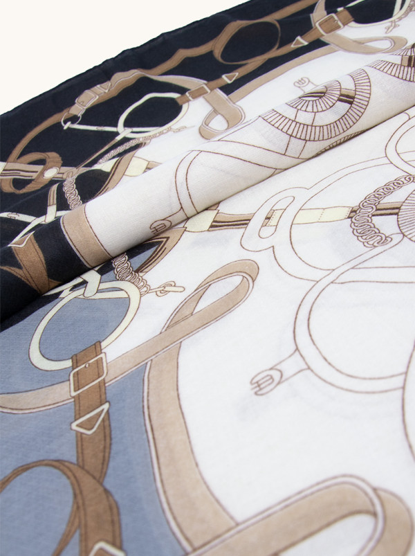 Chusta 100% wiskoza czarna ze  wzorem 105x105cm