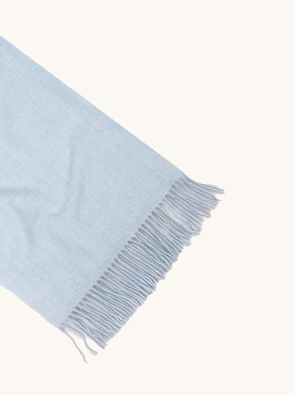 Ciepły szal z wiskozą błękitny z frędzlami  70cm x 210cm