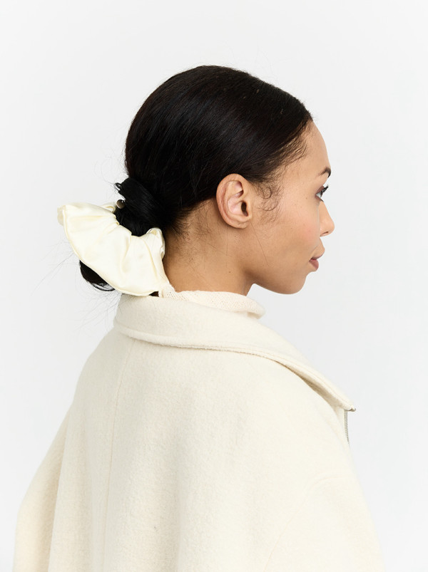 Gumka jedwabna typu scrunchie jasny ecru