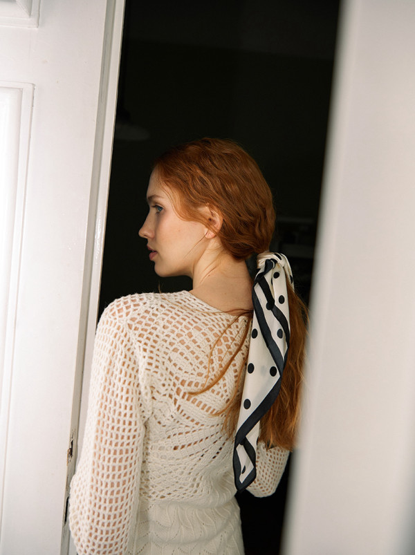 Apaszka jedwabna w czarne grochy 65x65 cm 