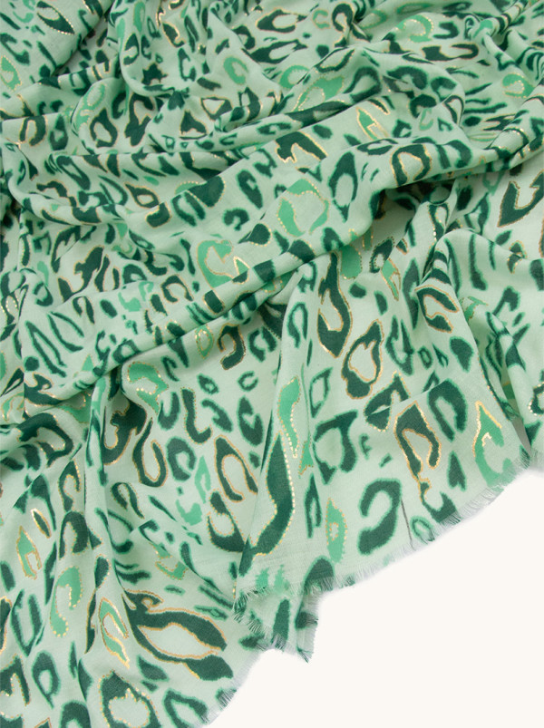 Szal z bawełny zielony w panterkę ze złotymi elementami 80x180 cm