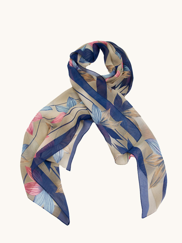 Szal lekki beżowy w kwiaty z niebieską obwódką 50 cm x 150 cm