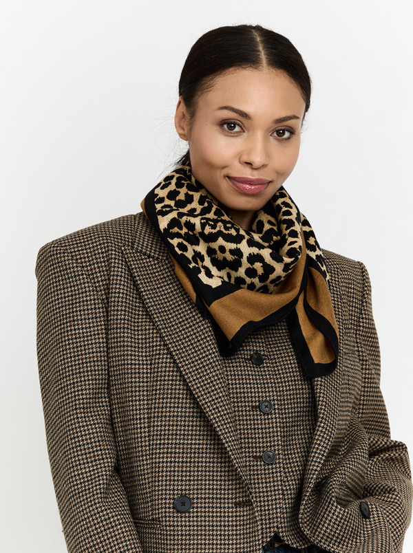 Chusta wełna z jedwabiem z motywem panterki 85 cm x 85 cm