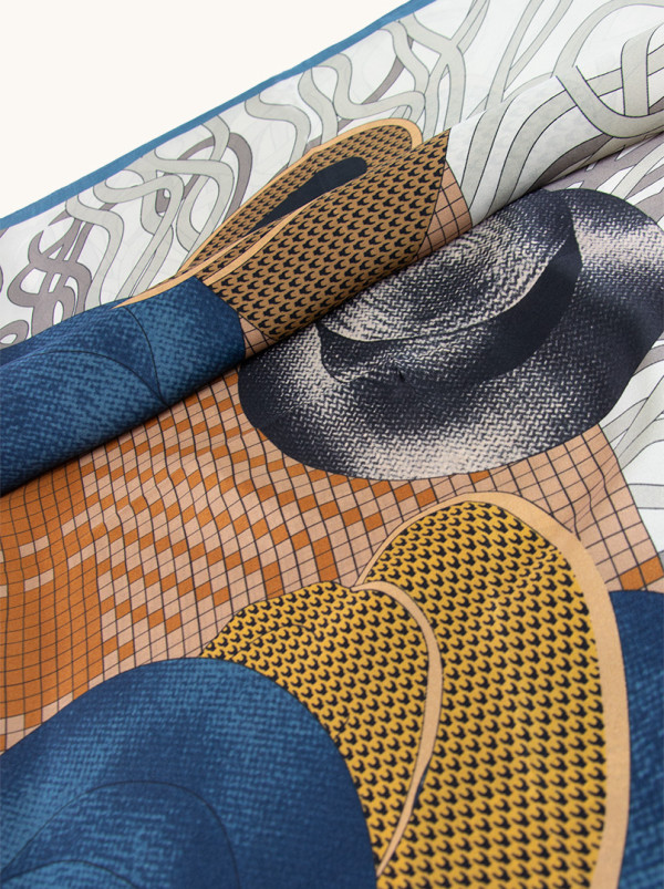 Apaszka 90 cm x 90 cm z jedwabiu z motywem kapelusza