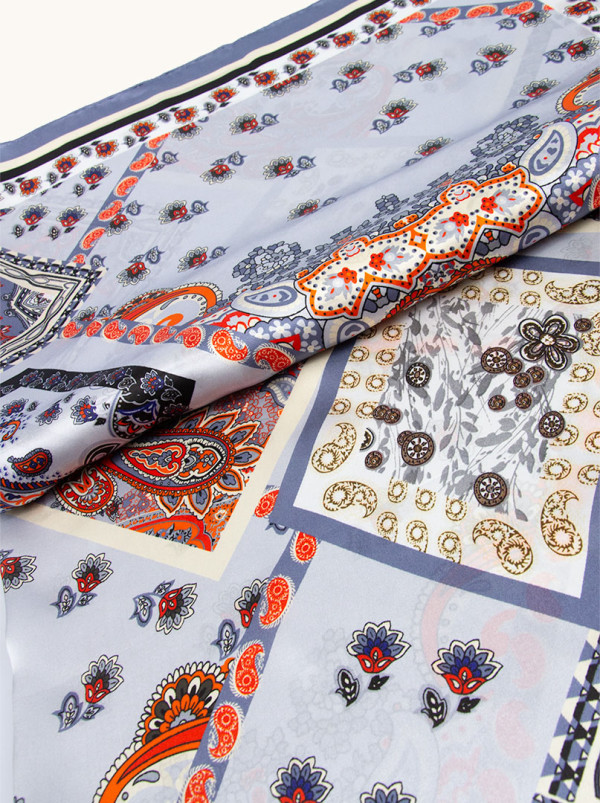 Apaszka chusta 110 cm x 110 cm błękitna w paisley