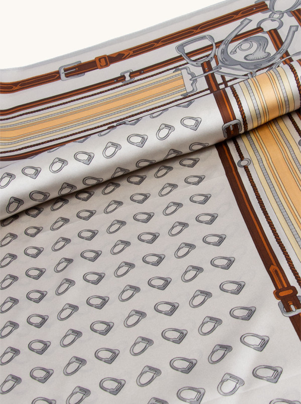 Apaszka 86 cm x 86cm z jedwabiu szara z motywem paska PREMIUM