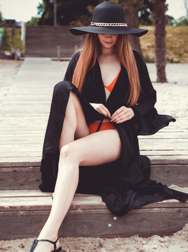 Kapelusz czarny ze złotym łańcuchem